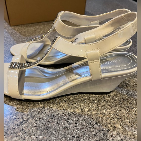 Comfort Plus by Predictions Swanky White Patent wedge sandal.  NWT Size 8W - Picture 10 of 12